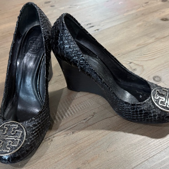 Tory Burch Black Textured Wedges with Silver Embellishment - 7 - Great condition - Picture 3 of 4